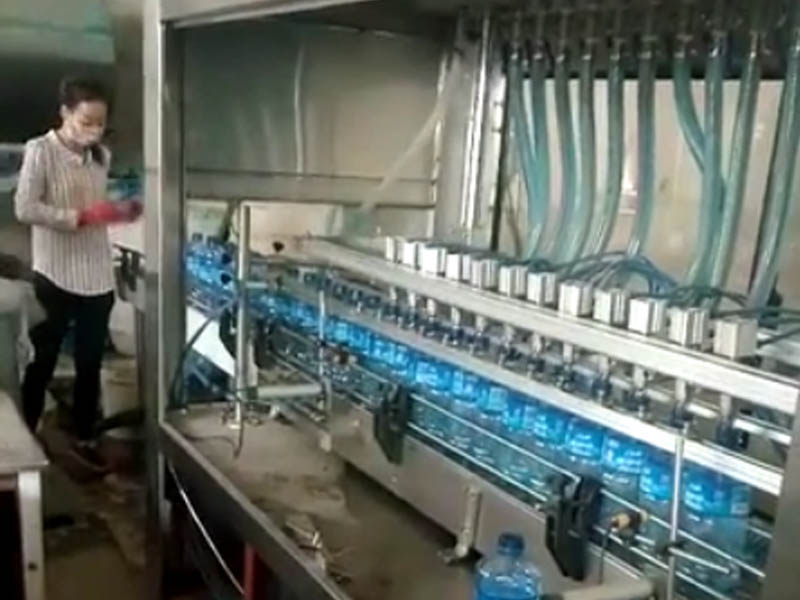 江蘇客戶訂購玻璃水灌裝機生產現場（附玻璃水灌裝設備視頻）